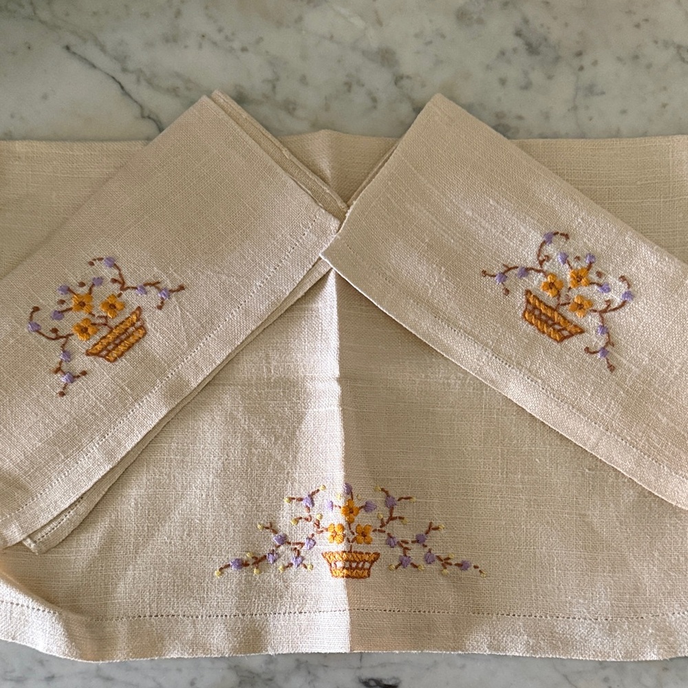 linen set with flowers